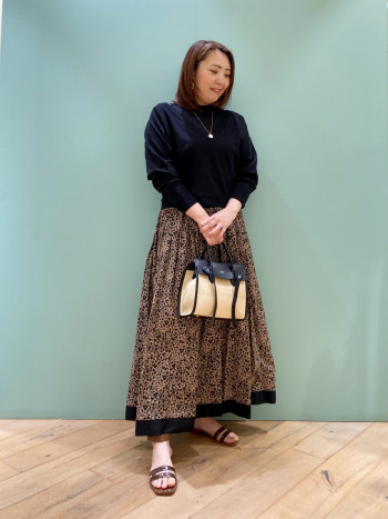 着用サイズ　23cm
通常36(23cm)サイズを履きますがピッタリでした。足首のストラップが改良され、ホールド感は残しつつも足首や踝への負担が軽減され履き心地が良くなりました。ローヒールで歩きやすく足首のストラップが足首を細く見せてくれます。