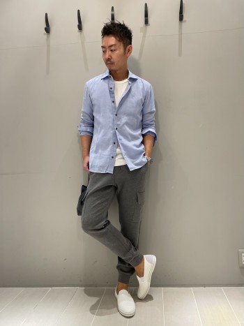 小さめの財布、携帯電話を入れるのに丁度良いサイズです。