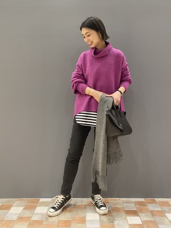ウール100%で大判なのでボリューム出して巻くのがオススメです。