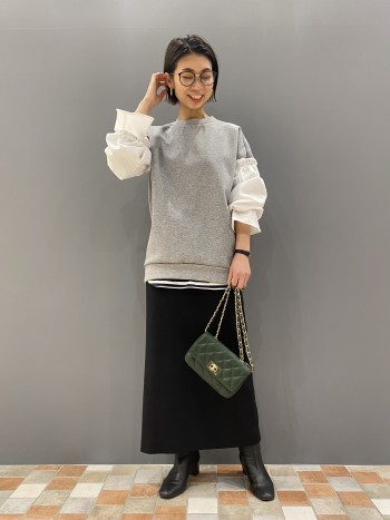 ゆったりしたサイズでお尻が隠れる丈。中にシャツやTシャツをレイヤードしても可愛いです。