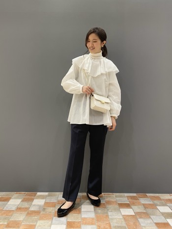 身長157cmでフラットシューズでも履ける丈でした!
裾は細すぎず綺麗なシルエットで着ていただけます◎