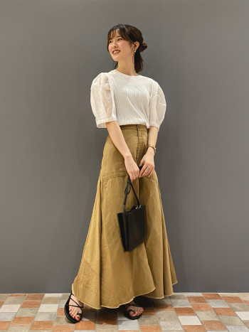 身長157cmでフラットサンダルでもギリギリ履ける丈感でした。
フレアシルエットで動きが綺麗に見えて◎