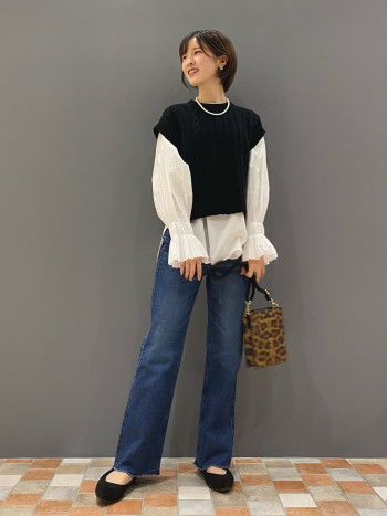 身長157cmで後ろの丈はお尻が隠れるほどの丈感でした。
袖のプリーツデザインが甘すぎず上品な印象で着ていただけます◎