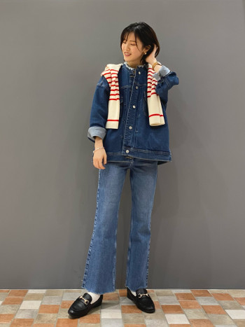 肩にかけています。
ゆったり袖のシルエットが可愛い一枚!
首元も横開きで綺麗に見えるので◎