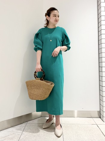 シンプルなデザインなのでお洋服を選ばす履いていただけます。またレースアップにも出来るので雰囲気を変えられるのも嬉しいポイント!