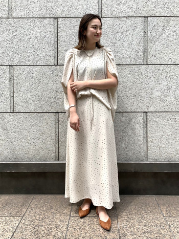 二の腕のラインが隠れるのが嬉しいポイント!1枚で華やかさもありデニムでも可愛いブラウス♪