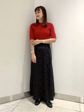 サイドのスリットが深めなのでブーツを合わせてもチラッと見える脚がさりげなく女性らしさを演出してくれます。