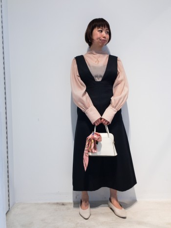 バックリボンのデザインが
華やかなシアーブラウス。
肌馴染みの良いピンクベージュの
お色味なので上品な透け感で、
普段使いはもちろん、
フォーマルにも活躍して頂けます。
後ろでクロスして、フロントでリボン結びをして頂くのもオススメです。