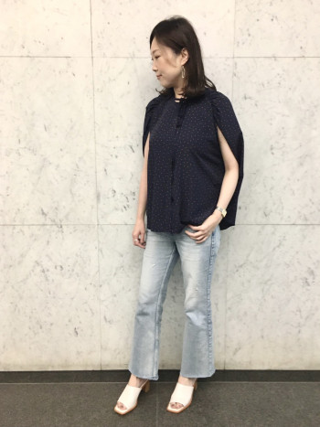 裾が程よくフレアになっているので、フレアが苦手な方にも試していただきやすいデザインです。
9分丈なのでお直しもいらず、カットオフの裾がとても可愛いです。