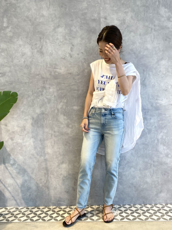 色落ち具合が可愛いです。
鮮やかなブルーが夏のコーデに映えます♪
定番のステラは、美脚効果抜群なので
低身長な方も高身長な方もカッコよく穿いていただけます。
通常サイズは23ですが、今回は24を着用で大きめでラフ感を出しました。