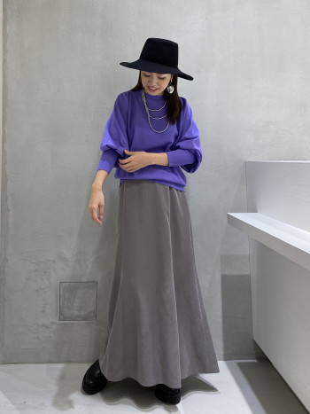 パフスリーブですが甘くなり過ぎず
シンプルなタックで上品にお召しいただけます★
お袖のリブが長くて、ここだけでお洒落度アップです♪