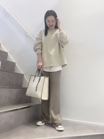 バブーシュみたいにかかとを踏んで履けるので、スニーカーなのに脱ぎ履き楽です!