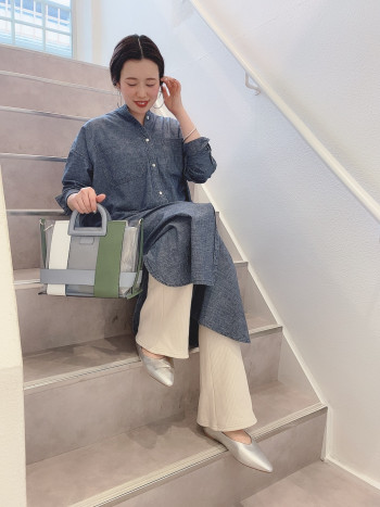 フラットですが、全体的にクッション性のあるインソールなので履き心地が良いです。