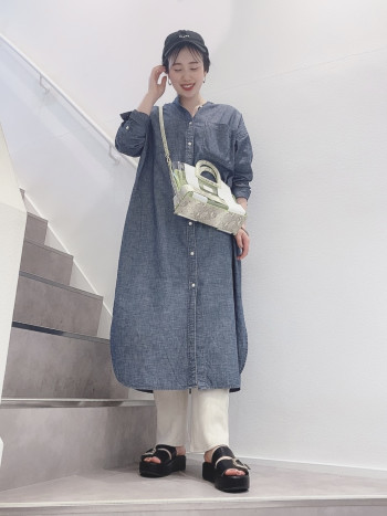 ネオンカラーで個性的なデザインなので、シンプルな洋服に合わせると、引き立ちます◎