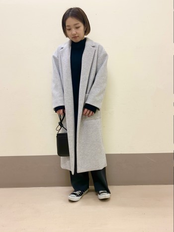 ボリューム感はありますが、暖かく軽いコートです。
細すぎないシルエットなので、厚手のニットを着ても余裕があります。