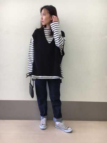 深めのVネックなので、どんなアイテムでも重ね着がしやすいです。お尻もしっかりカバーしてくれます。