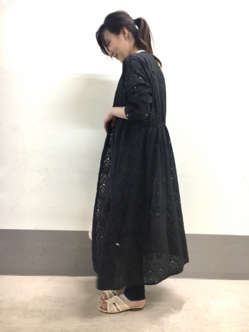 ゆったりとしていて生地がしっかりしているので、白でも透け感を気にせずにお召しいただけます!