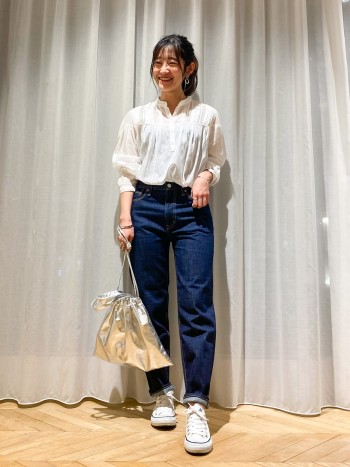 とっても軽いのでちょっとのお出掛けや、サブバックにもぴったりです。
シンプルなコーディネートのポイントにもなって可愛いですよ!