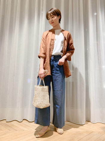 手洗い可能なリネンシャツ◎ スタンドカラーが今年らしく、首回りがすっきり見えます!ちょっとした羽織りにもオススメです☆