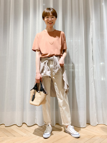 小ぶりなサイズ感が可愛いです!ギリギリ長財布が入ります。母の日ギフトにもオススメです◎