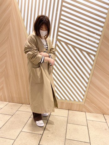 柔らかくガウンのような軽さのコートです。
身幅はゆとりがあるので、重ね着しても問題ない大きさです。