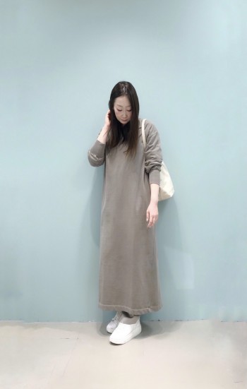 肌触りも良く体のラインも拾いにくく1枚でも着やすいです。
着丈の長さは157㎝の身長で足首よりも少し上くらいの長さでパンツ合わせ等もバランス良く着られます