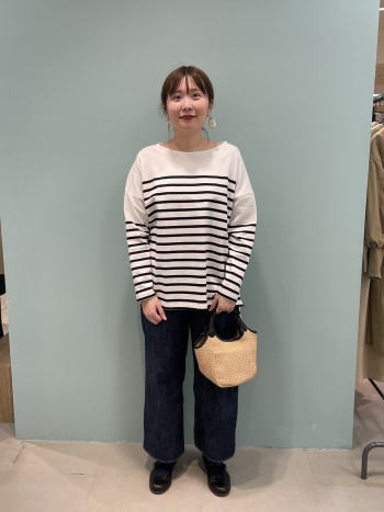 白×黒のボーダーは定番だからこそ難しい?!と思い込んでいたのですが、一枚で着映えするかたちとボトムを選ばない丈感でボーダー初心者の私も取り入れやすいカットソーでした!