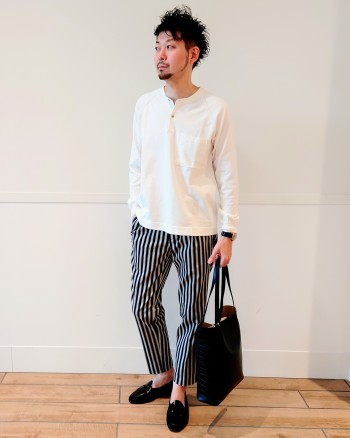 サイズは太腿周りが少し緩めです。ストライプ柄もグレー×ネイビーとコントラストを抑えているので、シックにキマリます。