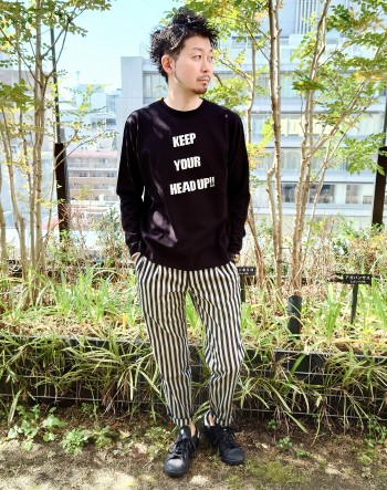 サイズは太腿周りが少し緩めです。ストライプ柄もグレー×ネイビーとコントラストを抑えているので、シックにキマリます。