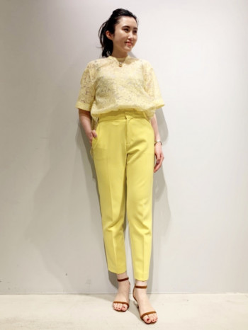 非常にストレッチ製が高く、足のラインを美しく見せてくれる綺麗なシルエットをしているので、一度穿くとやみつきになります。私自身、5色愛用しているおすすめの定番パンツです♪サイズに関しては5号~11号まで展開しているので普段のサイズで問題ないかと思いますが、少しタイトに穿きたい!や、ゆとりをもって穿きたい!などでしたら1サイズ上げ下げしてくださいませ。