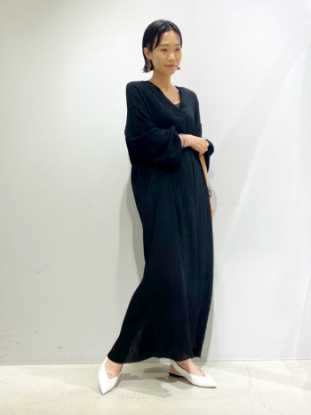 首元が前後Vネックになっており、女性らしい抜け感が特徴的です。くるぶしまであるロングワンピースでシーズンテーマに合わせた、ムラ染め加工になっております。