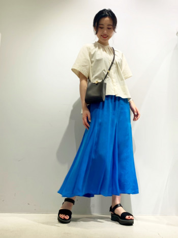 再生繊維であるキュプラ素材を使用。
歩いた時裾にかけて動きが出る女性らしいアイテム。
トップスはオーバーサイズのタンクトップ、Tシャツなどを合わせたラフなスタイリングがおすすめ。