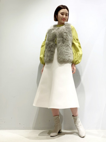 165㎝ サイズ36のサイズ着用。
サイズは3サイズ展開。
長さは、膝より少し下ほど。
ウエストはジャストではいていただけるサイズ感です。
