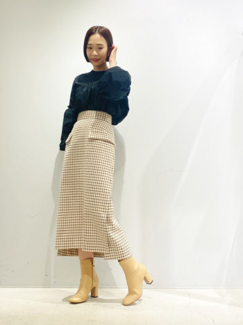 156㎝のスタッフが着用。サイズはワンサイズのみ。
柔らかいタフタ素材のブラウスで、ゆったりとしたボリューム感が素敵なアイテム。
後ろがボタンになっておりデザイン性も高い一枚です。
