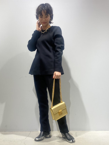 156㎝のスタッフが36サイズを着用。
伸縮性のあるポンチ素材で、ウエストがゴムになっていて履きやすい。
細身のテーパードシルエットのパンツ。
裾のジップがポイントです。
