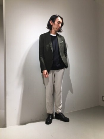 抜群にストレッチが効いて快適な着心地です。サイズ感は若干細めでキレイめがお好きな方にはおすすめです。