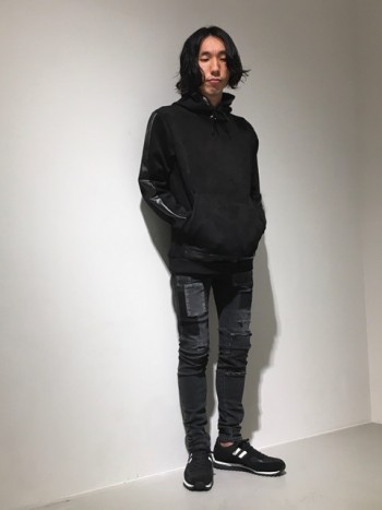 かなりタイトなシルエットなのでワンサイズ小さくお選びください。