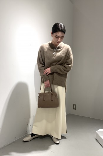 一枚で十分保温性が高いので、サラッと着れるニット。
お尻が隠れる着丈の長さでボトムを選ぶ使えます