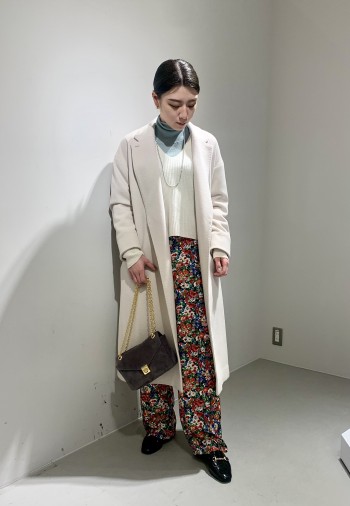 大人気のコートはアイボリーがおすすめ！
カラーニットや柄物にも合わせやすいので
3月〜春先まで長く着て頂けます

丈が長すぎないので、身長選ばず着れるのも嬉しいポイントです。