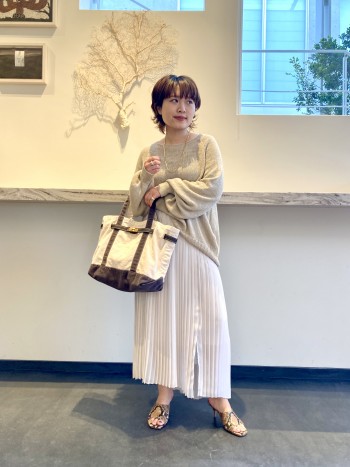 片裾のスリットが女性らしさをより惹き立たせてくれます!
素材感も軽いので、スニーカースタイルでもかわいいです。