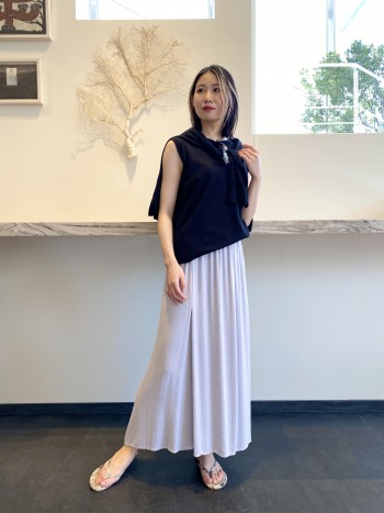 ブルーグレーの色味がとても可愛いです!
清涼感のある大人フェミニンな印象になります。
スリットからちらっと見える足元が抜け感を出してくれます。