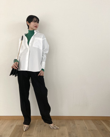 裾のスリットはファスナー調節が可能なので、カジュアルに抜け感を出したい時は、是非開けてはいていただくのがおすすめです。
フォーマル使いも出来ますし、ウエストはゴム仕様なのでカッチリしすぎず着回しして頂けます!ジャケットスタイルが映えるパンツです。