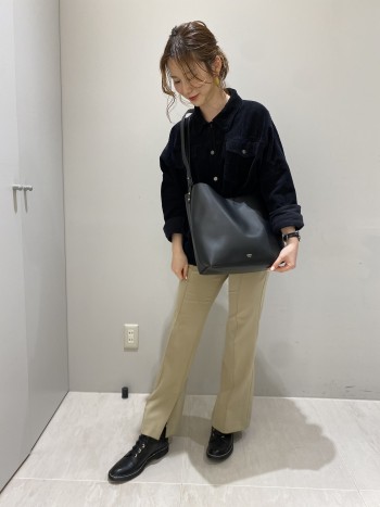 普段のサイズ感で問題ないです。履き口がゴムなので着脱簡単です。