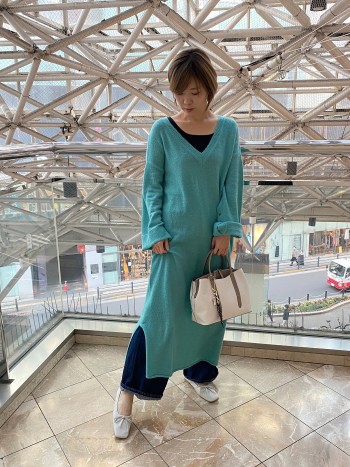 こちらのパンプスを通常通りのサイズを履いています。