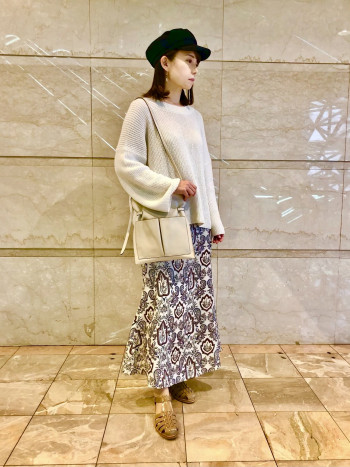 甲部分も高さがあり、履くと足元を綺麗に見せてくれる形です。
足全体を覆ってくれるデザインで、とても歩きやすいです。