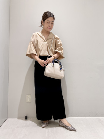 スカーフがセットになったシンプルなボストンバッグです。長財布がしっかり入るサイズ感でちょっとしたお出かけ時にもおススメです。