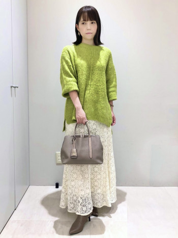 ふかふかのインソールと筒回りまでスポンジが入り、足当たりがとても柔らかい最高シリーズの新作ブーツです♪
裏面には滑り止めが付いているので、更に歩きやすいです◎スッキリとしたポインテッドトゥと細めのヒールでボトムを選ばない綺麗見えなシルエットです!