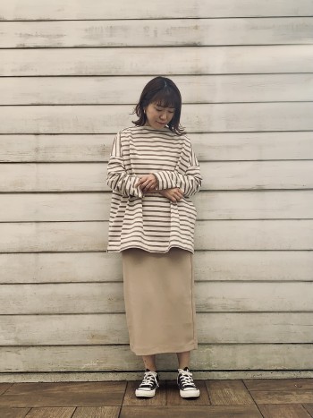 優しいベージュの色が春らしいです。ゆったりしているので、中にシャツを合わせても可愛いです。