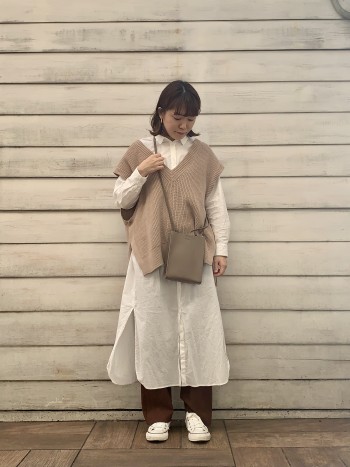 ベストやゆるっとしたニットやカットソーに重ね着しやすく、形もベーシックなのでおすすめです。