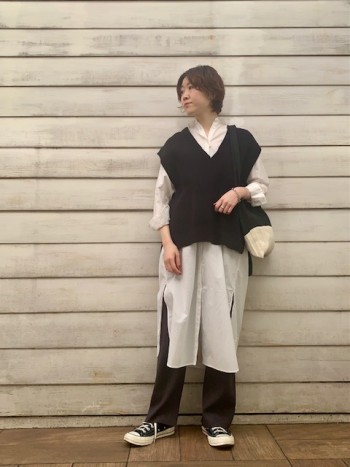 張りのあるシャツワンピースなので、1枚でも様になります♪
スリットが入っており、ニットパンツやデニムとの
レイヤードスタイルもお楽しみ頂けます◎
羽織としても使えるので1枚あると様々な着こなしが出来ますよ!